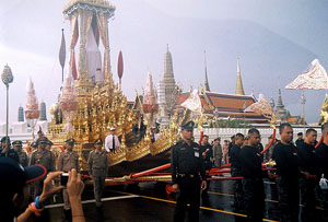 Phra Maha Phichi Racharot carrying the  urn of Princess Galyani